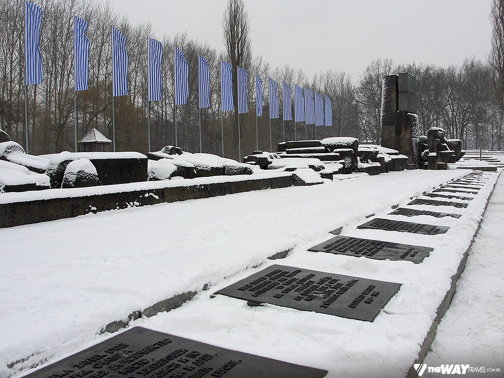 Memorial Internacional às Vítimas do Campo, com homenagens nos vários idiomas dos mortos ali