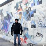 Mochilão na Europa: em frente ao Muro de Berlim