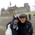 Mochilão na Europa: passando frio em frente ao Parlamento Alemão, em Berlim
