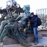 Mochilão na Europa: meu pai abusando de uma estátua em Berlim (tenho uma parecida em 2010)