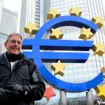 Mochilão na Europa: meu pai em frente ao símbolo do Euro, em Frankfurt
