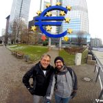 Mochilão na Europa: com meu pai em frente à sede do Banco Central Europeu, em Frankfurt