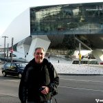 Mochilão na Europa: posando em frente ao museu da Porsche, em Stuttgart