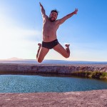 Atacama Gay: Rafa pulando nos Ojos del Salar, no Deserto do Atacama, no Chile - Foto: Juan Maureira