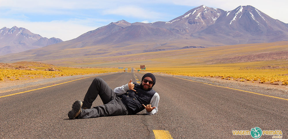 Deitado na estrada do Deserto do Atacama, a caminho das Lagunas Altiplânicas
