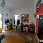 Área do café da manhã no Red Llama Eco Hostel em Lima