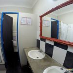 Banheiro comum dos quartos do Red Llama Eco Hostel em Lima