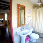 Banheiro do Quarto Tech no Red Llama Eco Hostel em Lima