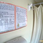 Aviso no banheiro do Quarto Tech no Red Llama Eco Hostel em Lima