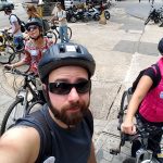 Bike em SP: Selfie carregando a bike em frente ao Copan