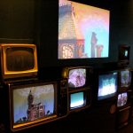 Televisores mostram as aberturas do programa Castelo Rá-Tim-Bum
