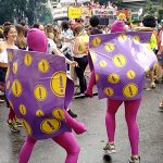 Turismo em Metrópole: Camisinhas dançantes no Bloco Minhoqueens, no Carnaval Gay de São Paulo - Foto: Clovis Casemiro