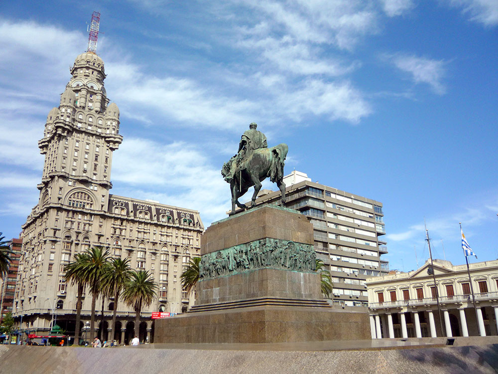Uruguai LGBT: Palacio Salvo, na Plaza Independencia