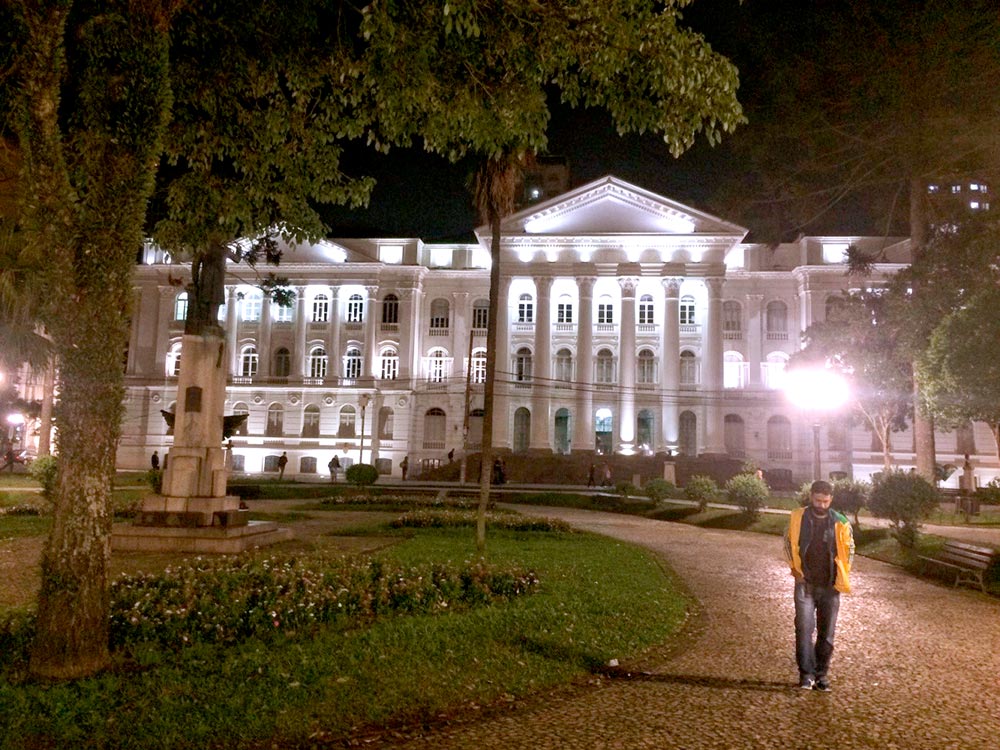 3 dias em Curitiba: Praça Santos Andrade e, ao fundo, a Universidade Federal do Paraná - Foto: Jeff Slaid