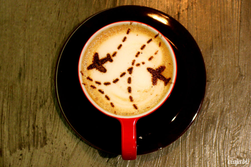 Café espresso com desenho de aviões no Café do Viajante, o melhor café em Curitiba
