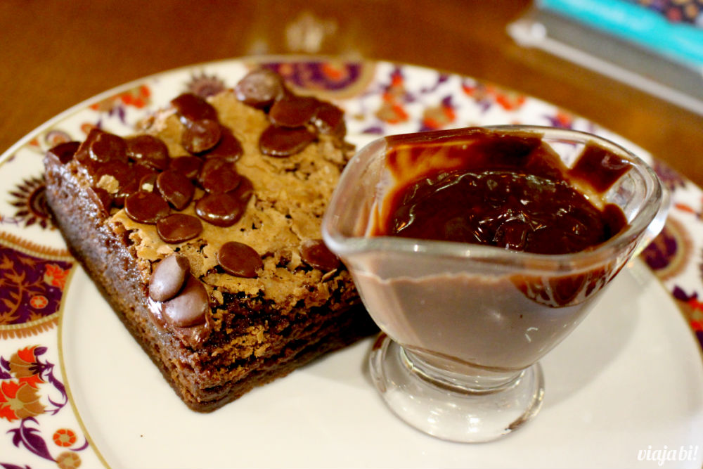 Brownie com calda de chocolate MARA no Café do Viajante, o melhor café em Curitiba