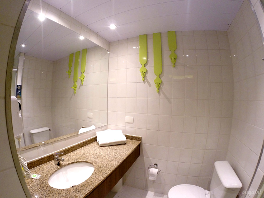 Banheiro do Ibis Styles Centro Cívico