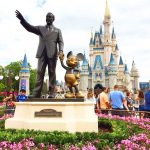 Halloween nos EUA: Magic Kingdom, com o Castelo da Cinderela e a estátua do Walt Disney com o Mickey Mouse - Foto: Viaje com Orgulho