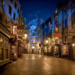Halloween nos EUA: Beco Diagonal, no The Wizarding World of Harry Potter, à noite - Foto: Divulgação / Universal Orlando Resort