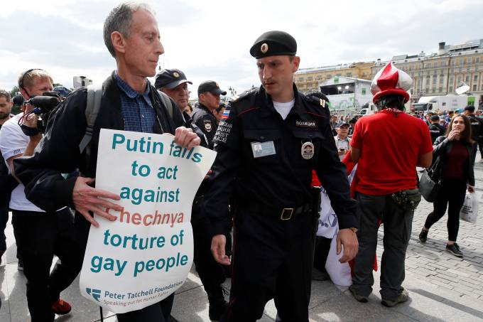 Copa da Rússia 2018: O ativista britânico Peter Tatchell foi detido por policial no centro de Moscou enquanto protestava contra abusos aos direitos LGBT na Chechênia - 14/06/2018 - Foto: Glab Garanich/Reuters