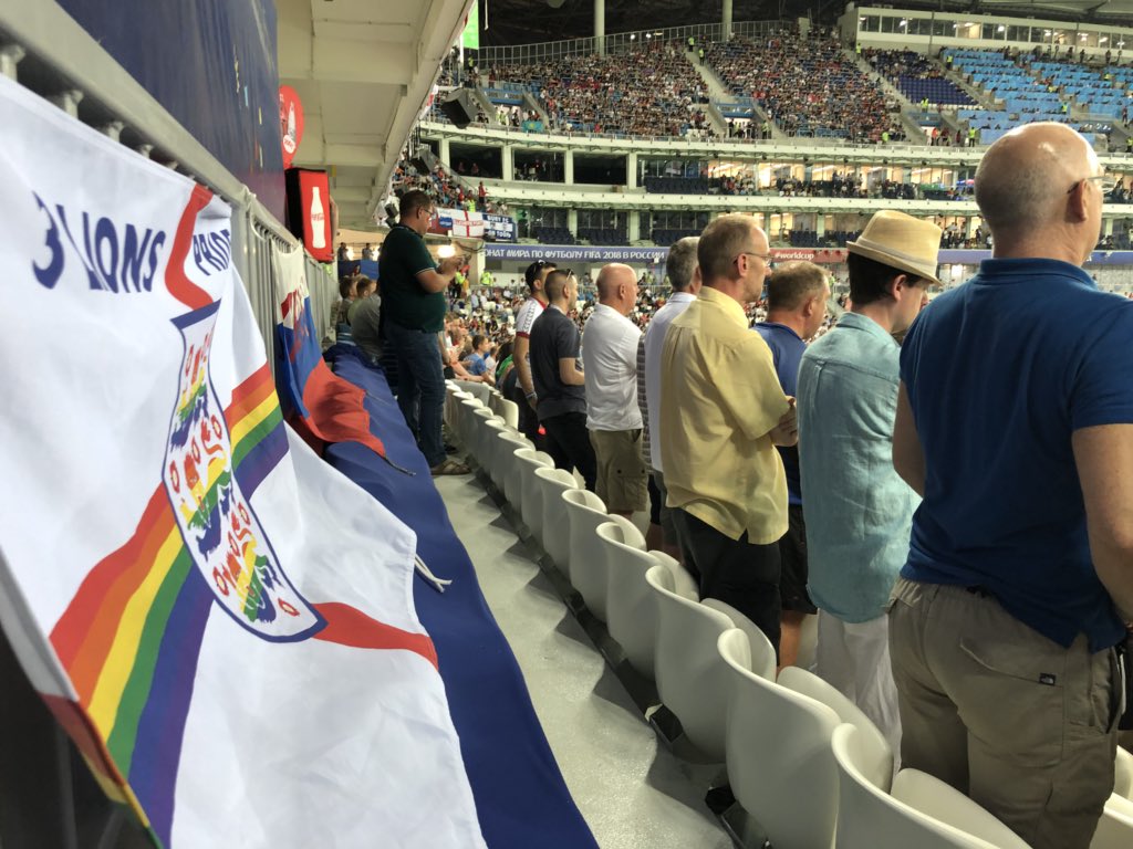 3 Lions Pride, grupo de torcedores LGBT da Inglaterra hasteiam bandeira com arco-íris durante partida contra a Tunísia na Copa da Rússia - Foto: Reprodução: twitter.com/3Lionspride