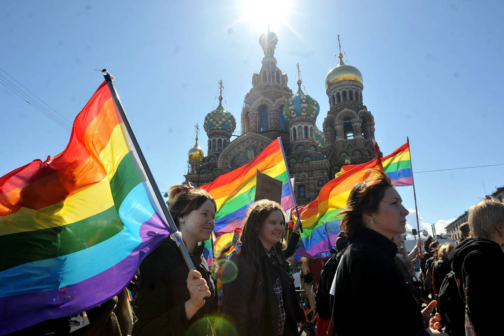 Copa da Rússia: Ativistas protestam em São Petersburgo após lei contra a exibição de símbolos LGBT entrar em vigor em toda a Rússia, no ano de 2013 - Foto: Olga Maltseva - 1.mai.2013/AFP