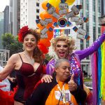 A presidente da APOGLBT, ONG que organiza a Parada LGBT SP 2018 posa com participantes