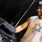 DJ Micky Friedmann tocando no brunch do Consulado de Israel antes da Parada LGBT SP 2018