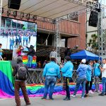 Palco principal da Marcha LGBT de Bogotá sendo montado