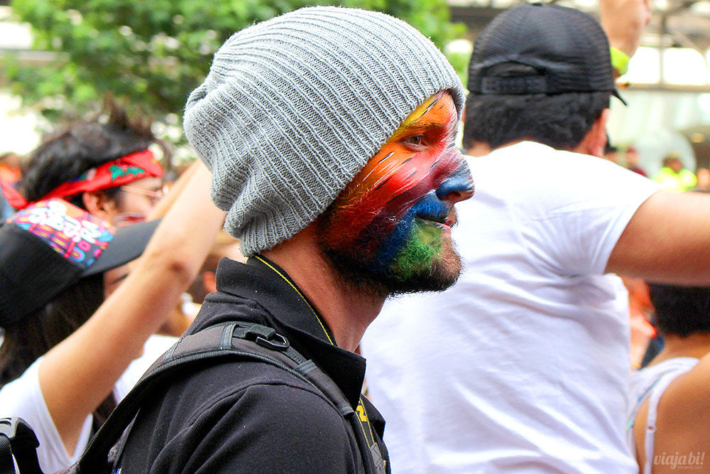 Boy magia de cara pintada na Marcha LGBT de Bogotá
