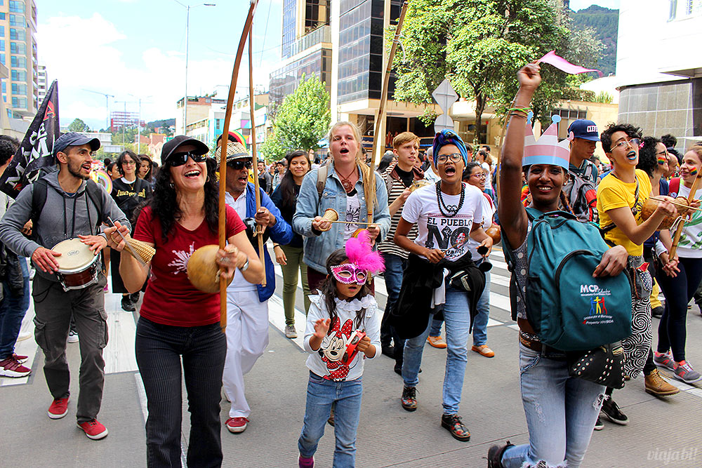 A Marcha LGBT de Bogotá também teve berimbau e crianças fofas