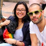 Um casal hétero tentando fazer o cachorríneo rir pra câmera na Marcha LGBT Bogotá