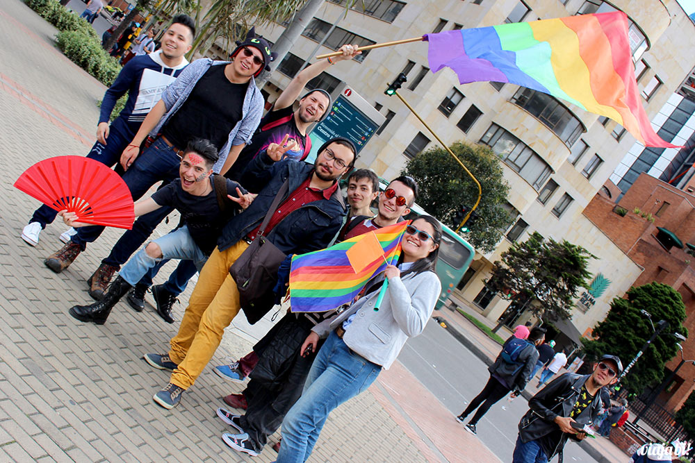 Público da principal Parada LGBT da Colômbia, em Bogotá