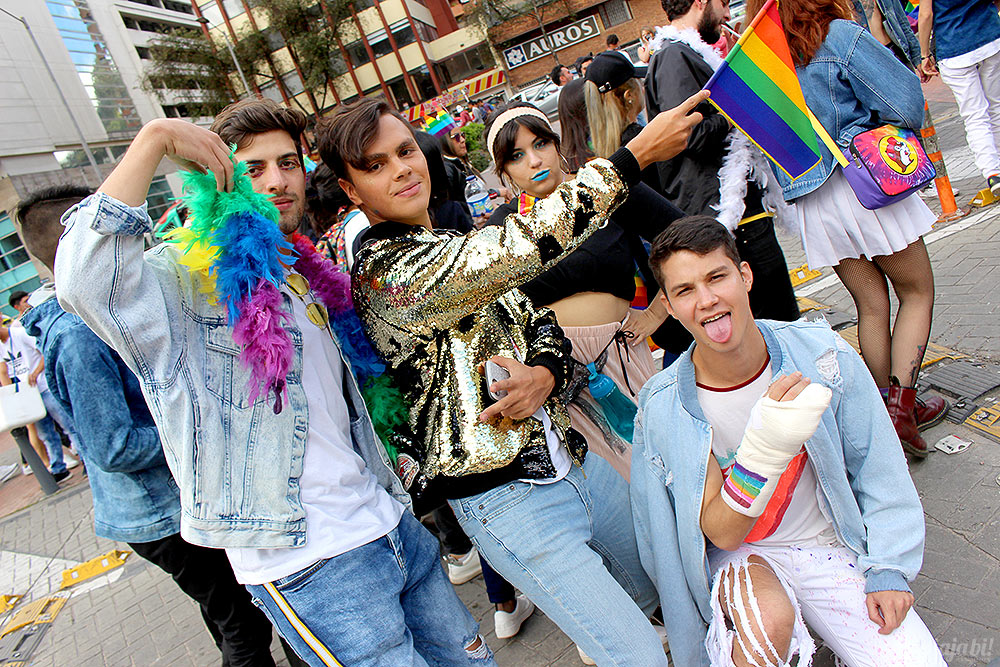 Público da principal Parada LGBT da Colômbia, em Bogotá
