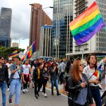 Muitas bandeiras do arco-íris lotaram a rota da Marcha LGBT Bogotá