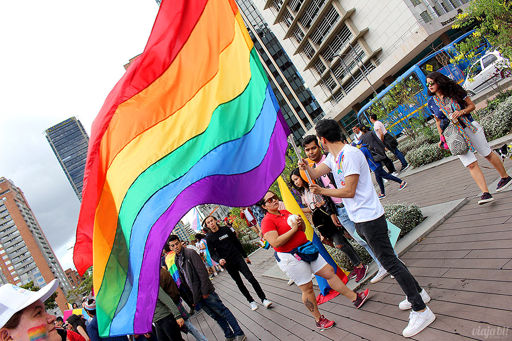 Muitas bandeiras do arco-íris lotaram as ruas de Bogotá