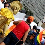 Bandeira dos ursos e boys dourados também estiveram na Marcha LGBT Bogotá