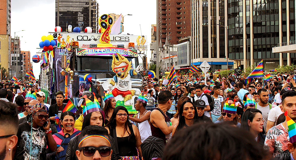 Público caminha em volta do carro de som da sauna Complices, o principal do evento, na Marcha LGBT de Bogotá
