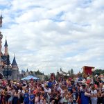 Público se aglomera para assistir a Disney Stars on Parade no Disneyland Park