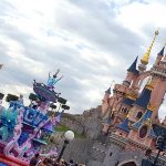 Não podia faltar Frozen na Disney Stars on Parade do Disneyland Park, em Paris
