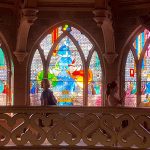 Dentro do Castelo da Bela Adormecida da Disneyland Paris, a história da princesa é contada em vitrais