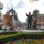 Praça central do Walt Disney Studios Park, com estátua de Walt Disney e Mickey Mouse de mãos dadas