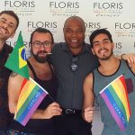 Hotel gay em Curaçao: Gerente do Floris Suite Hotel & Spa, comigo, Átila e os youtubers Fer Escarião e Klebio Damas
