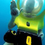 Átila virando a mão sem o ouriço do mar cair, por sugestão do guia do Aquafari - Foto: Divulgação