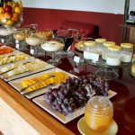Pousada em São Francisco Xavier: café da manhã com frutas e cereais
