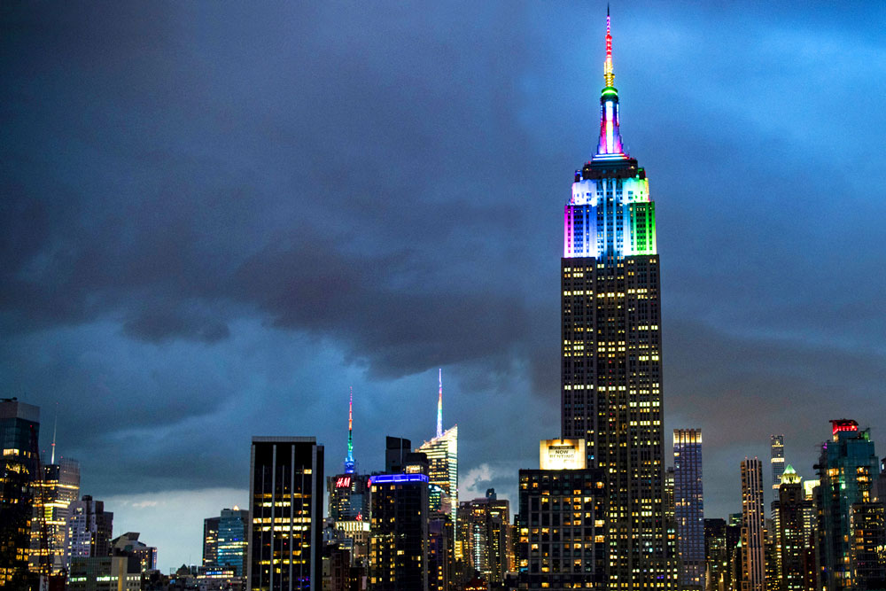 Durante a NYC Pride e World Pride, monumentos importantes como o Empire State são iluminados com as cores do arco-íris - Foto: Julienne Schaer/NYC & Co.