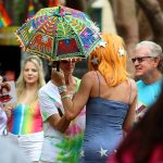 Drag queen circula entre os participantes com guarda-chuva bem discreto