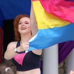 Performer sacode a bandeira pansexual