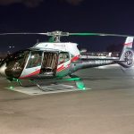 Helicóptero da Maverick Helicopters me esperando para o passeio de helicóptero em Las Vegas, à noite