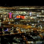 Passeio de helicóptero em Las Vegas: a cidade vista do alto com o hotel Rio colorido ao fundo